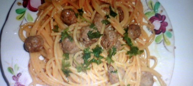 Паста с мясными шариками в нежном соусе