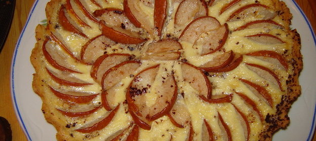 Грушевый пирог с шоколадной начинкой