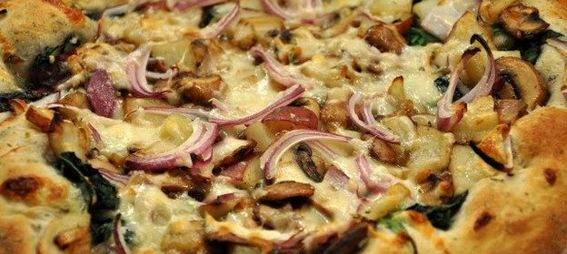 Пицца с картошкой и грибами