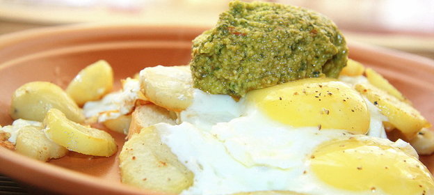 Яичница с картофелем и острым песто