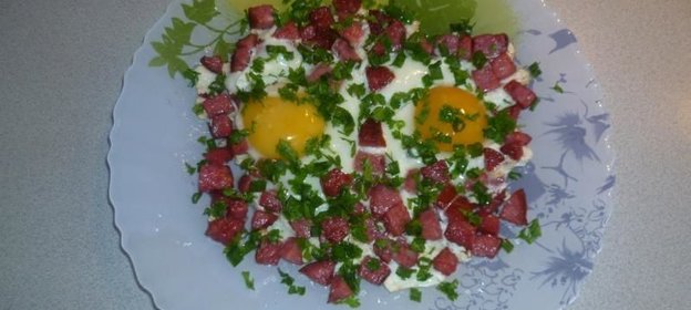 Яичница с колбасой
