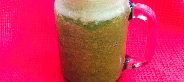 Смузи с дыней, манго, щавелем и базиликом