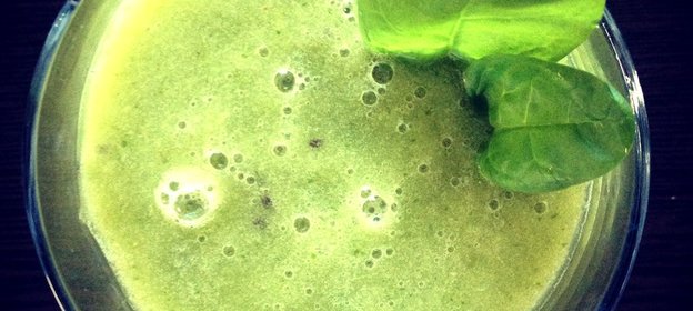 Зеленый смузи с ананасом