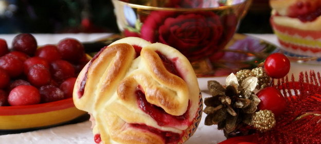 Сдобные булочки капкейки с клюквенной начинкой