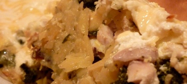 Картофельная запеканка с щавелем и куриным филе