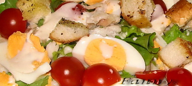 Салат с копченой рыбой а ля Цезарь