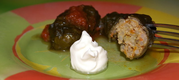 Маленькие голубцы в свекольных листьях