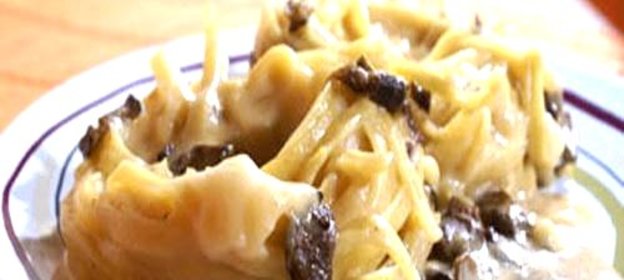 Макароны-гнезда с грибным соусом