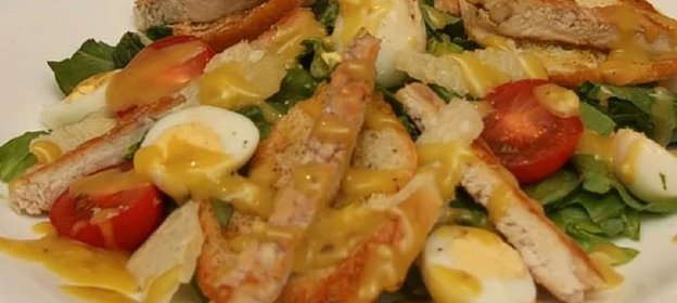 Салат Цезарь с перепелиными яйцами и крутонами