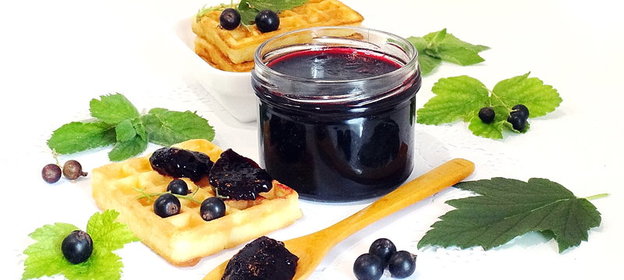 Желе из черной смородины с мятой, базиликом и острым перцем
