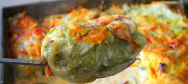 Летние голубцы, запеченные в сметанно-томатном соусе