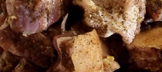 Соленое сало с чесноком и перцем