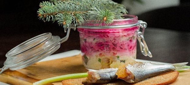 Сельдь под «шубой» с пряной килькой, фаршированной щучьей икрой на чесночном хлебе