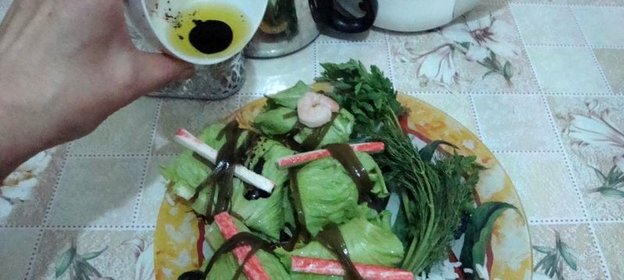 Голубцы с креветками в листьях салата и морской капусте