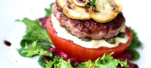 Бургер с каперсами, помидором и майонезом