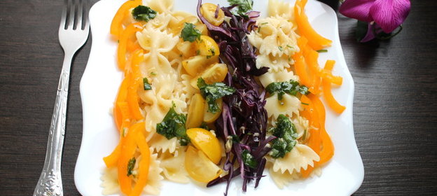 Салат из пасты Фарфалле с пикантной заправкой