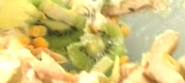 Куриный салат с киви