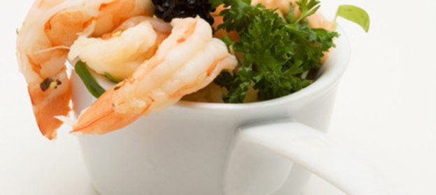 Салат цезарь с креветками и икрой