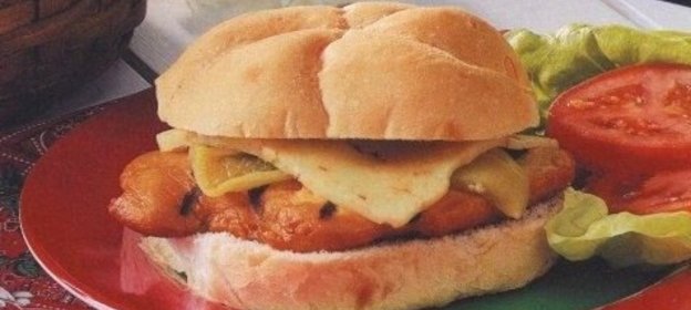 Гамбургер с куриным филе, приготовленный на гриле