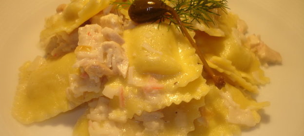 Паста: Равиоли с рикоттой в соусе с курочкой и крабами