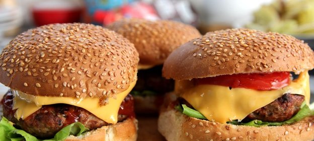 Чизбургер гриль с сезонными овощами