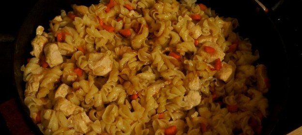 Макароны с кусочками курицы