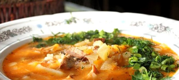 Щи из квашеной капусты с тушенкой