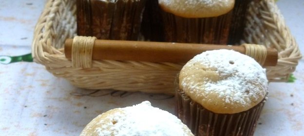 Сметанные кексы с консервированными фруктами