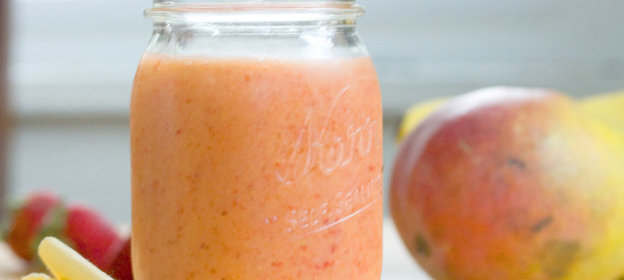 Йогуртовый смузи с клубникой и манго