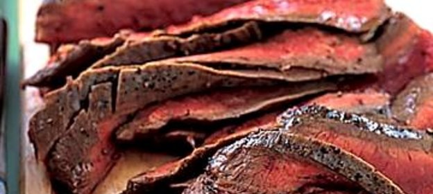 Стейк с луком, перцем и фасолью