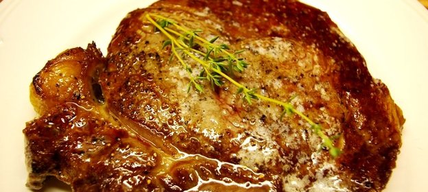 Стейк из свинины на сковороде