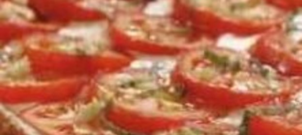 Пицца на слоеном корже с помидорами и сыром