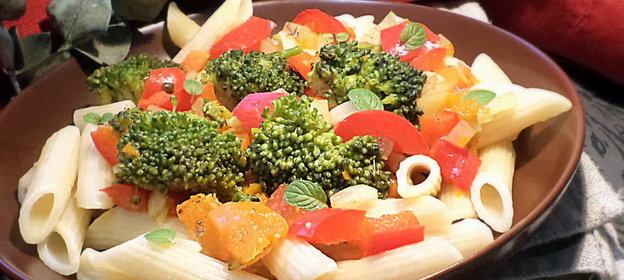 Паста Пенне с брокколи и яркими овощами для постного стола!