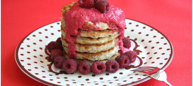 Овсяные оладьи с малиновым соусом