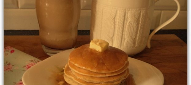 Американский завтрак Тыквенное латте с корицей и панкейки с кленовым сиропом
