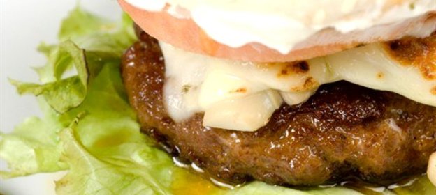 Горячие гамбургеры с брынзой и говядиной