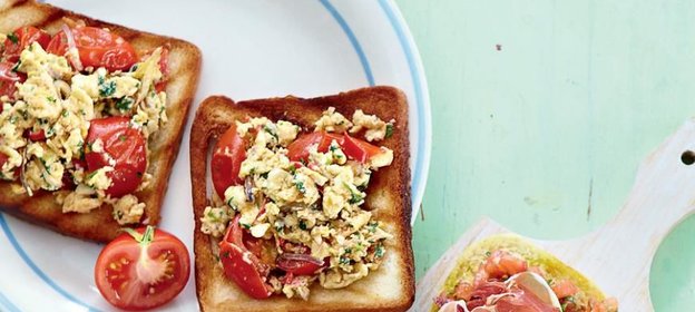 Яичница-болтунья с помидорами и чили