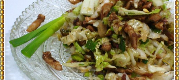 Салат из пекинской капусты с шампиньонами