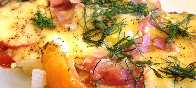 Яичница с беконом, помидорами и сыром