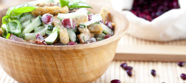 Салат из красной фасоли с беконом и огурцом