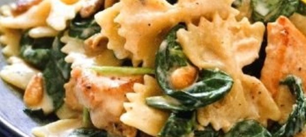Паста с курицей и шпинатом под сливочным соусом