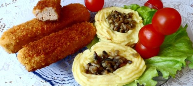 Рыбные палочки с картофелем и грибами