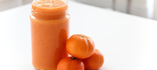 Смузи с мандарином, морковью и куркумой