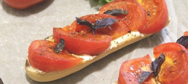 Багет с рикоттой, грилованными помидорами и бальзамико