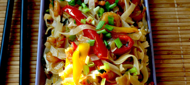 Рисовая лапша с креветками и овощами