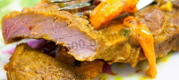 Стейк из говядины с абрикосовыми дольками