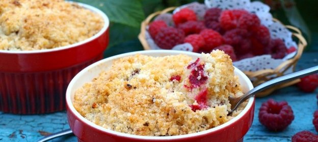 Малиновые кексы со штрёйзелем в рамекинах