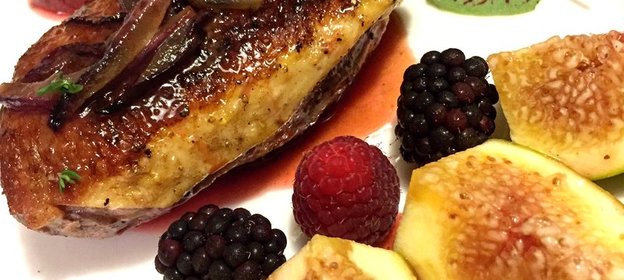 Гриль стейк из утиной грудки с соусом из слив