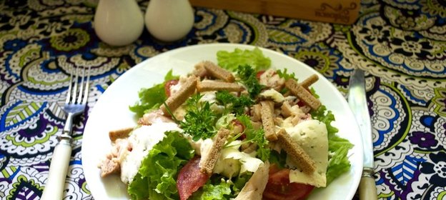 Салат Цезарь с курицей классический простой