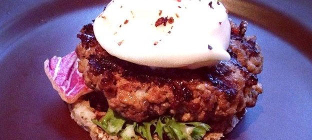 Фит бургер с яйцом пашот